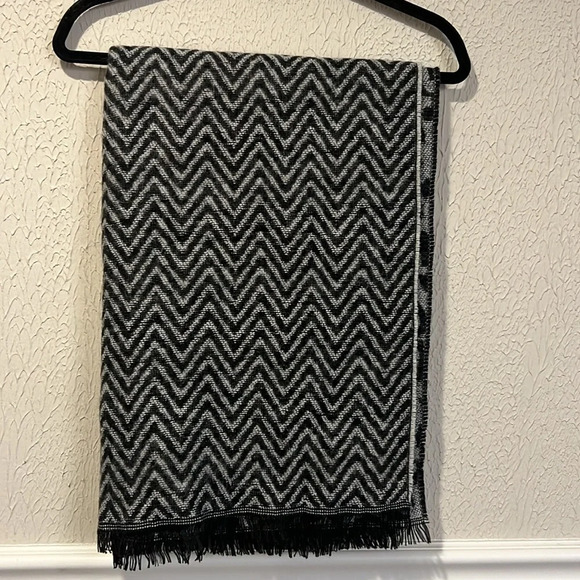 Lulla Extra wide Reversible long scarf or wrap - Picture 2 of 9